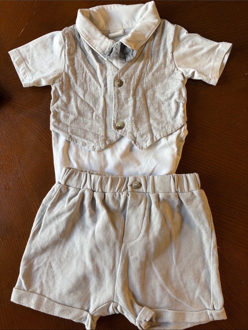 H&M Matching Set Bodysuit with sewn vest and shorts  12M